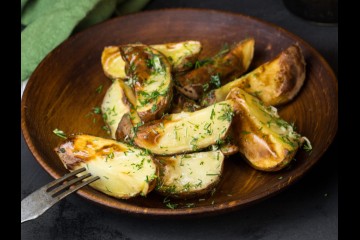 Запечённый картофель с чесноком и зеленью